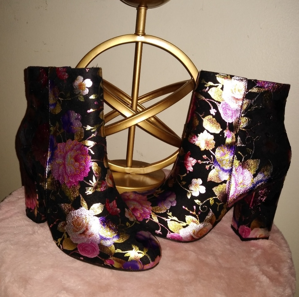 ***BRAND NEW***Heeled bootie